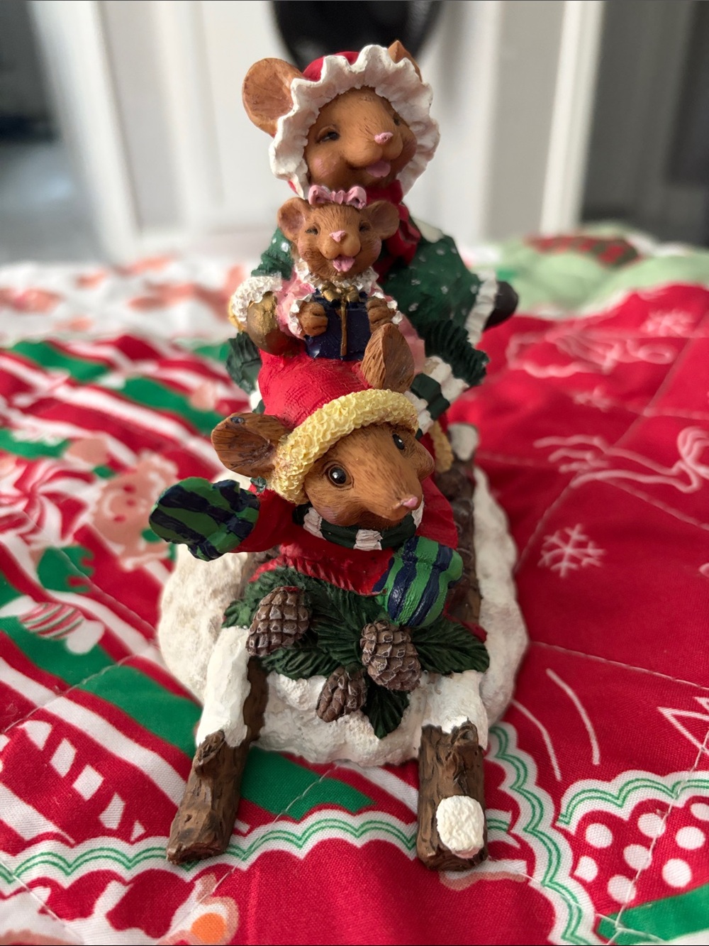 Holiday Mouse Family Sled Figurine – Red & Green